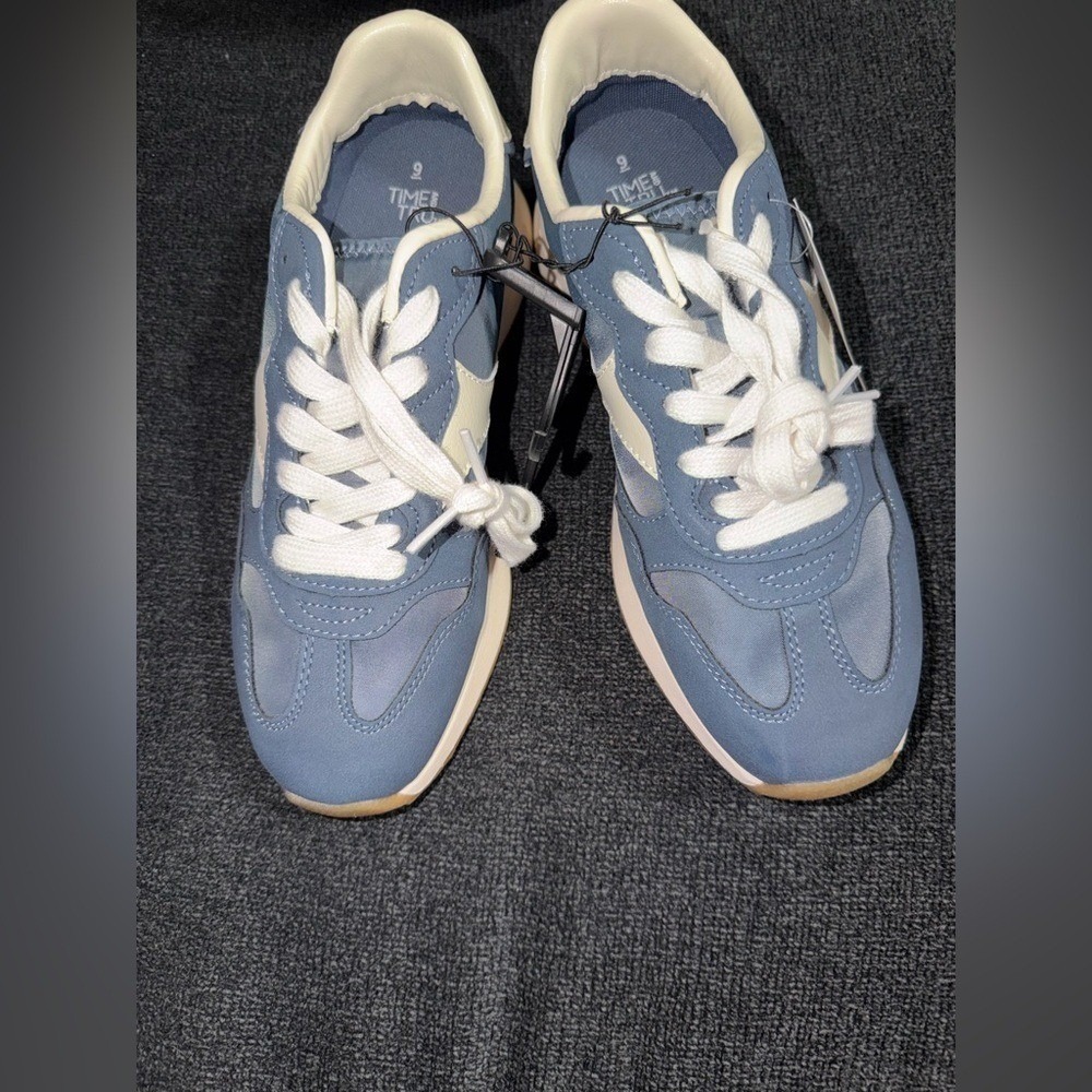NWT Women's size 9 shoes Sneakers, size 9 shoes